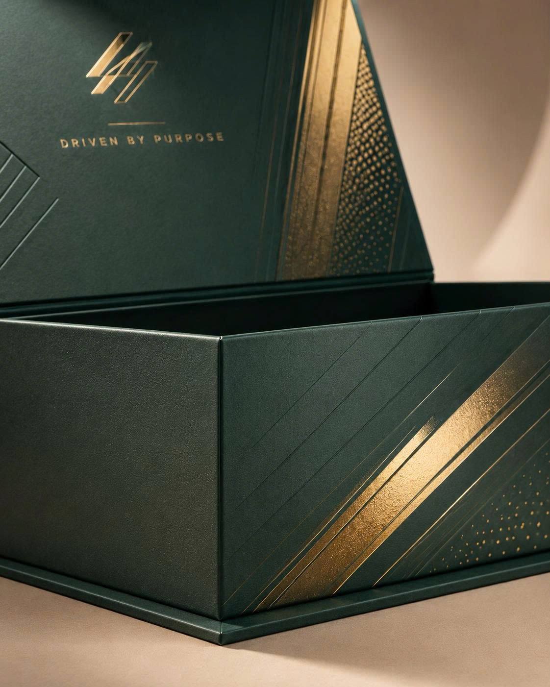 Cận cảnh ép kim logo và dập nổi trên hộp giày nam châm in theo yêu cầu tại Golden Box