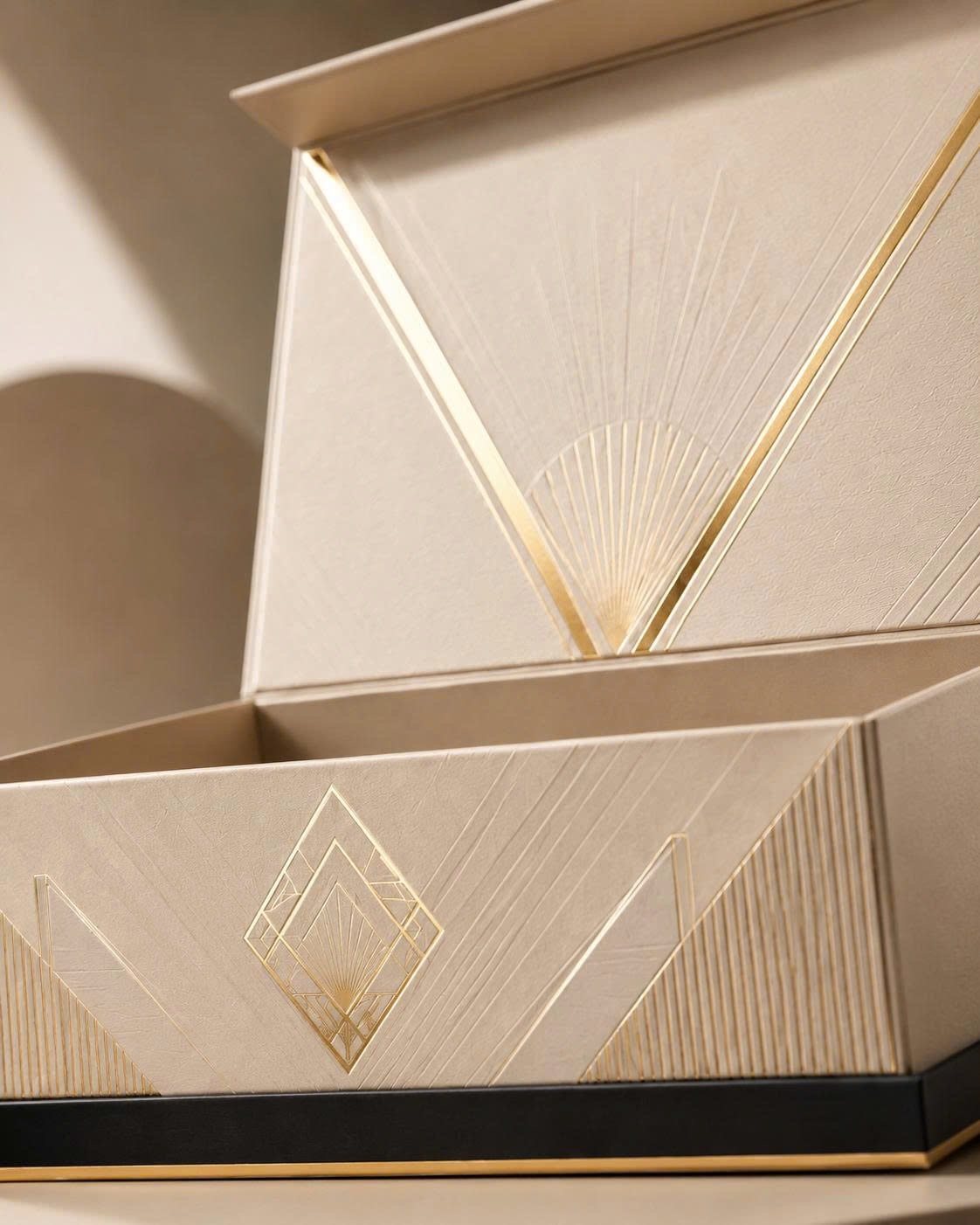 Cận cảnh kỹ thuật ép kim vàng và dập nổi họa tiết trên hộp giày cao cấp Golden Box