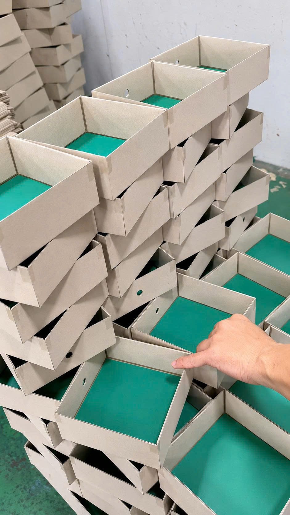 Công đoạn dán góc tạo khay sản phẩm cho hộp cứng tại xưởng Golden Box