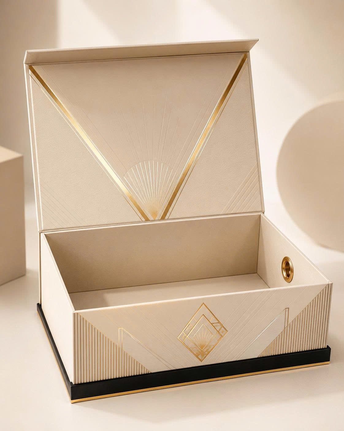 Hộp giày nam châm ép kim vàng phong cách Art Deco, in hộp giày theo yêu cầu tại Golden Box