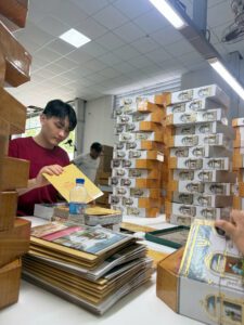 Công đoạn sản xuất hộp quà cao cấp tại xưởng in Golden Box Packaging