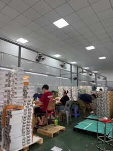 Xưởng sản xuất hộp cứng theo yêu cầu của Golden Box Packaging