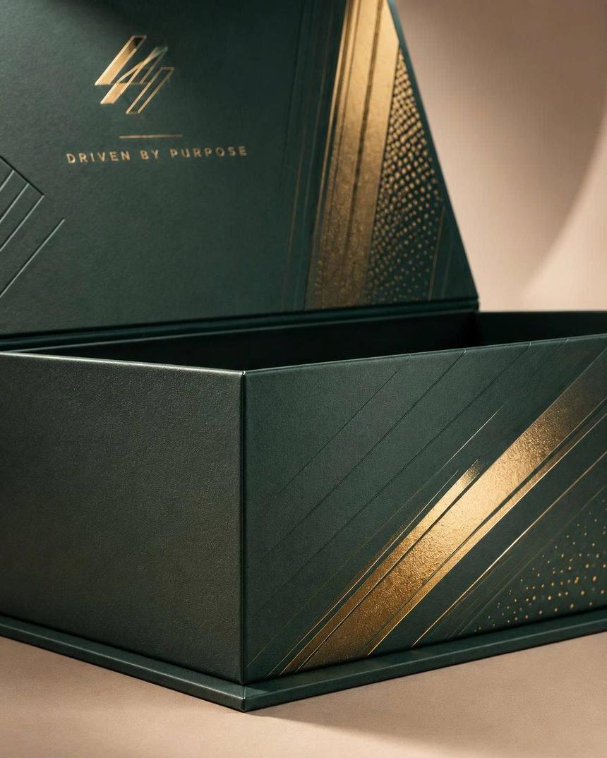 Cận cảnh ép kim và dập nổi logo trên hộp đựng giày cao cấp Golden Box