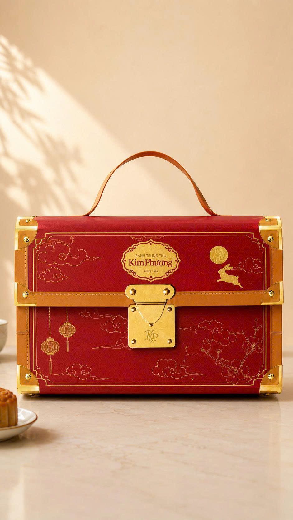 Hộp cứng dạng vali có tay xách, ép kim vàng, sản xuất cho thương hiệu bánh trung thu Kim Phương tại Golden Box