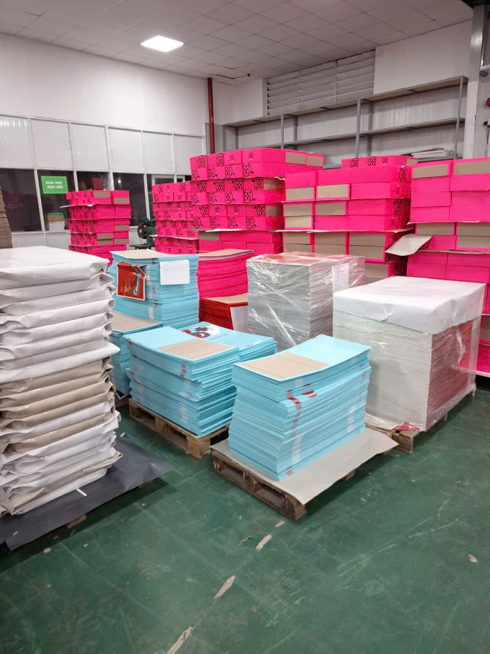 Hộp giày thành phẩm xếp pallet chờ giao tại xưởng sản xuất