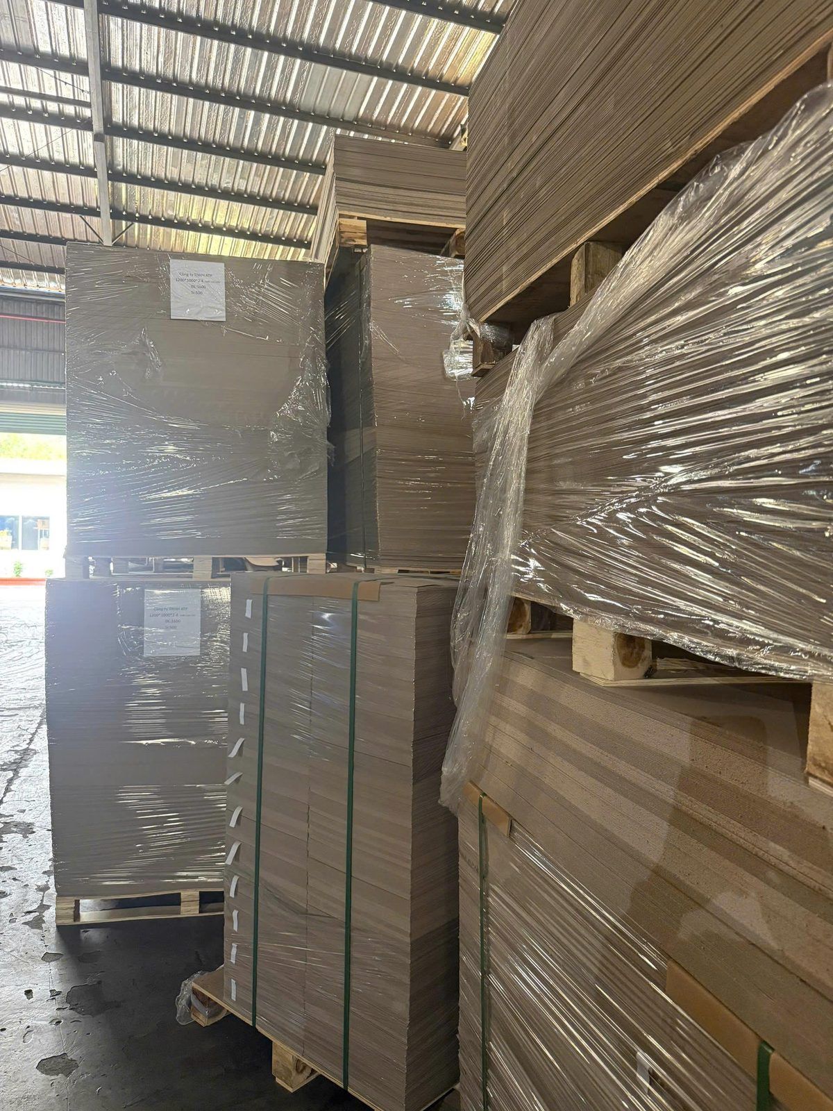 Kho giấy in nhập trực tiếp tại xưởng in hộp quà Tết TPHCM Golden Box