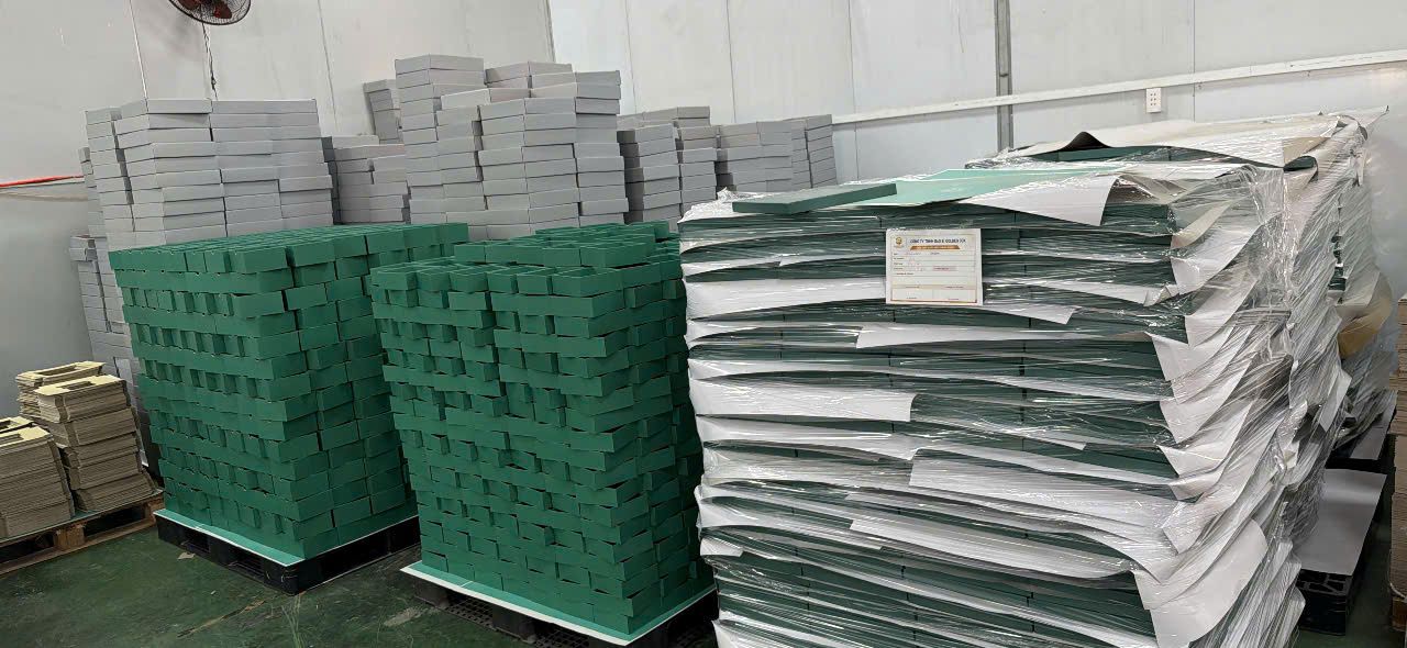 Kho hàng hộp đựng giày thành phẩm xếp pallet chờ giao tại xưởng Golden Box