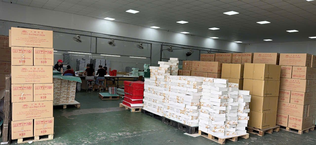 Kho thành phẩm xưởng in hộp đựng giày xuất khẩu Golden Box, hàng đóng thùng chờ xuất xưởng