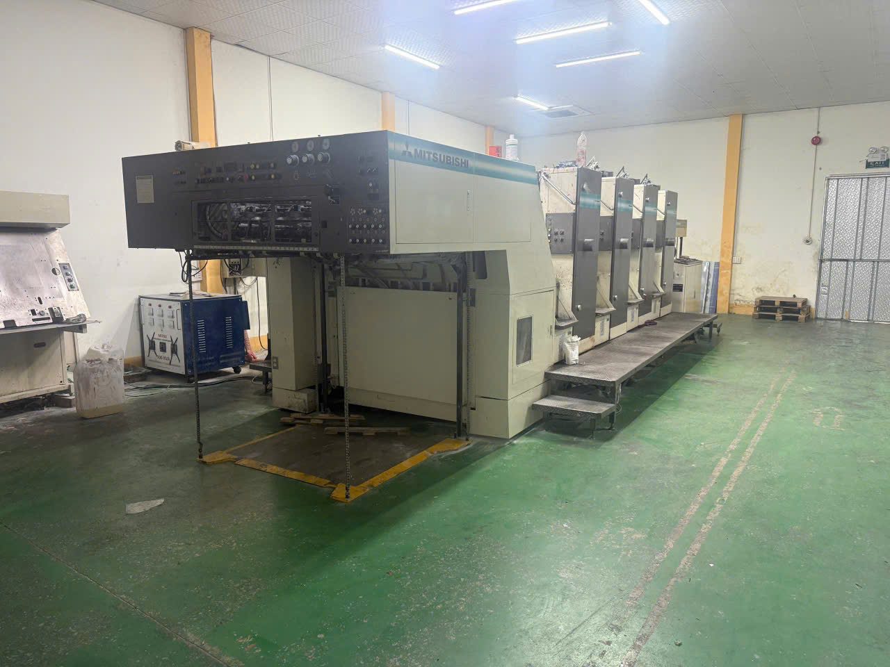 Máy in offset Mitsubishi tại nhà máy sản xuất hộp nam châm của Golden Box Packaging