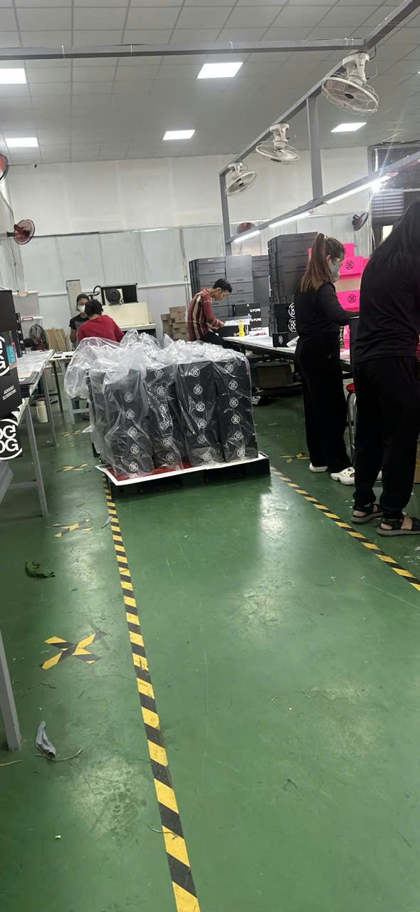 Công nhân đóng gói và kiểm tra chất lượng hộp nam châm tại xưởng Golden Box Packaging