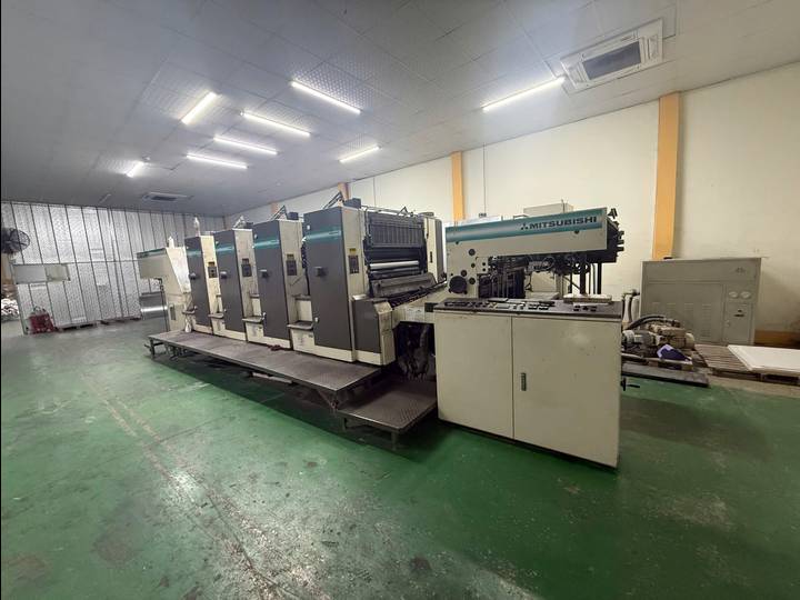 Máy in offset Mitsubishi tại xưởng sản xuất hộp đựng giày Golden Box