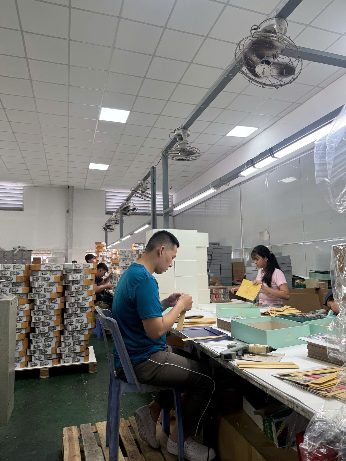 Hộp quà tết tiết kiệm chi phí nhờ sản xuất trực tiếp tại xưởng Golden Box