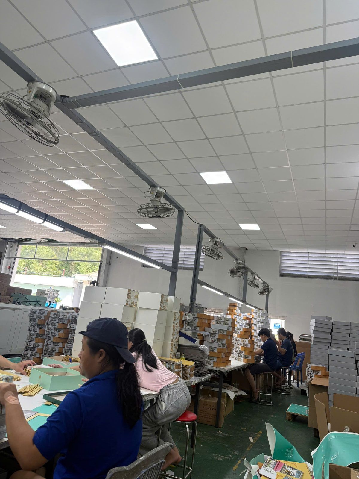 Công đoạn gia công hộp quà Tết nắp nam châm tại xưởng Golden Box