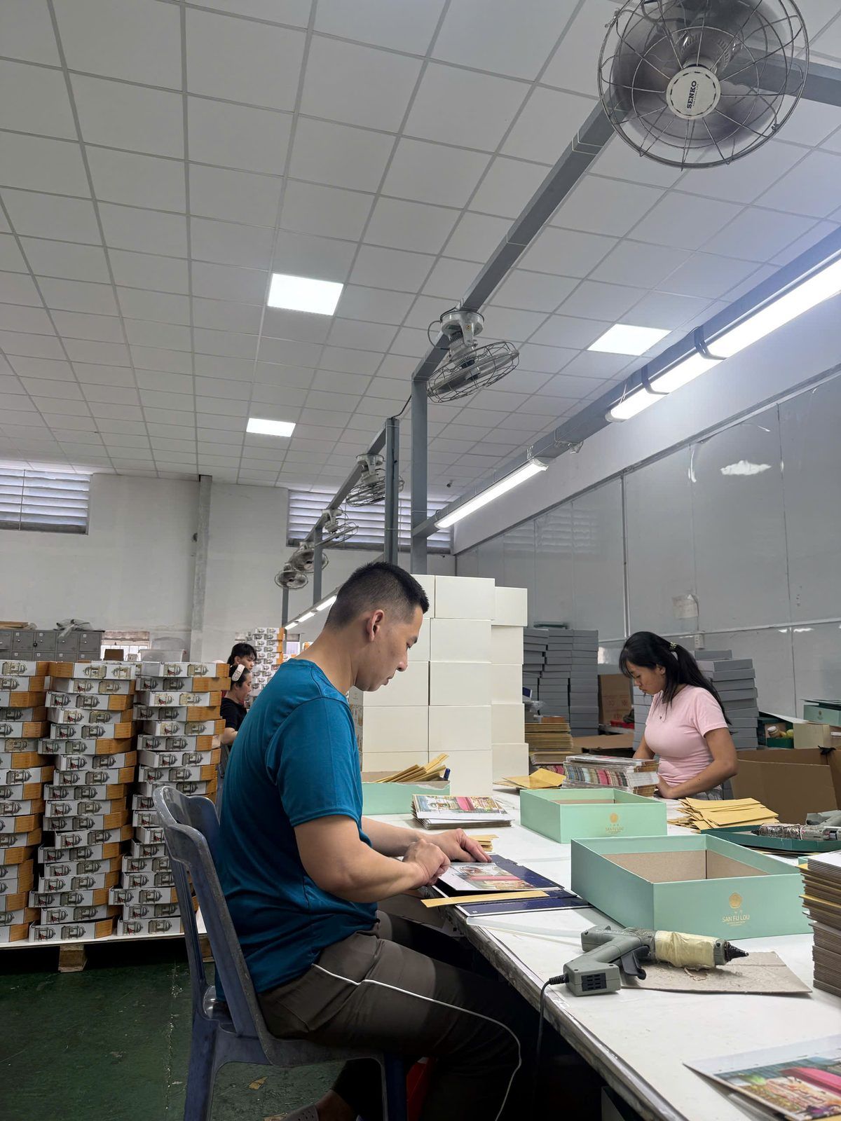 Công nhân hoàn thiện và kiểm tra hộp quà Tết cho nhân viên tại xưởng Golden Box