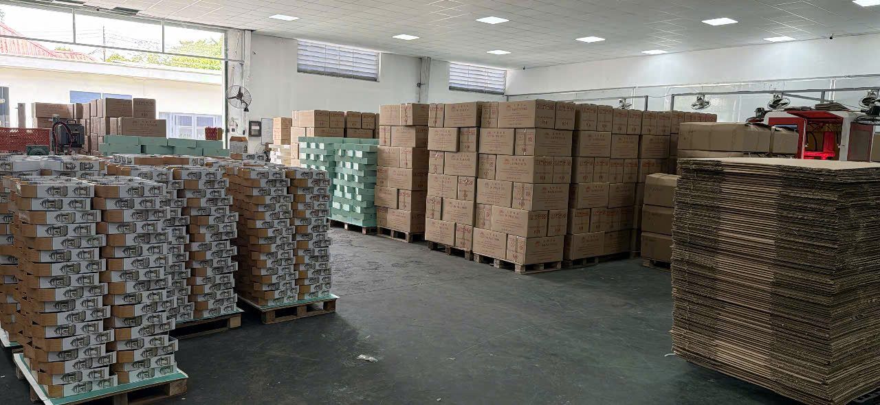 Kho hộp quà Tết chờ giao tại xưởng sản xuất Golden Box