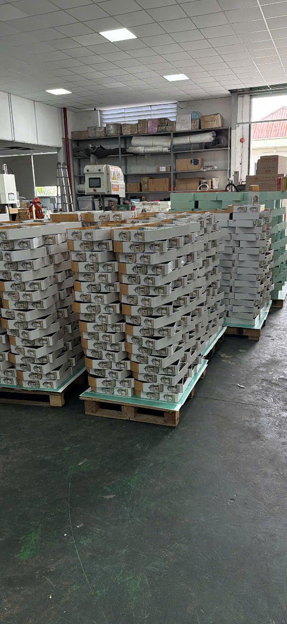 Pallet hộp quà Tết số lượng lớn chờ giao cho doanh nghiệp tại xưởng Golden Box