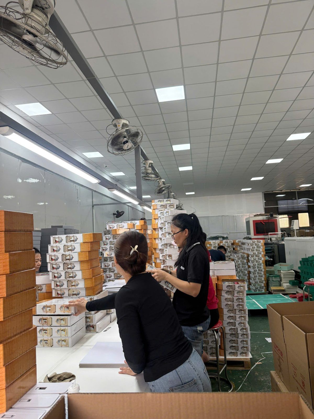 Công nhân kiểm tra và hoàn thiện hộp quà Tết tại xưởng Golden Box