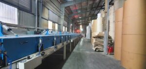 Dây chuyền sản xuất chipboard làm cốt hộp cứng tại xưởng Golden Box Packaging