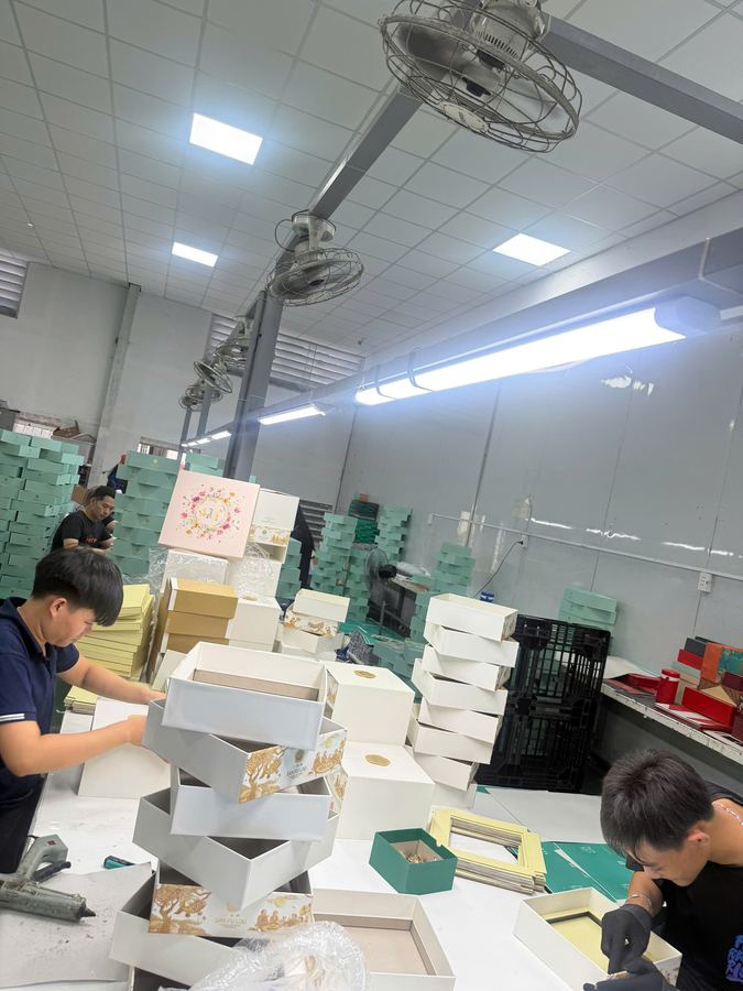 Công nhân hoàn thiện hộp quà Tết 2027 tại xưởng sản xuất hộp quà Tết Golden Box