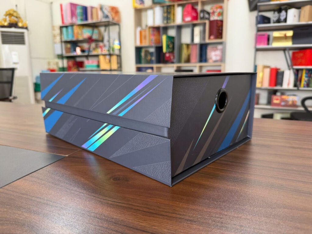 Hộp đựng giày nắp âm dương xám họa tiết hologram tại showroom Golden Box