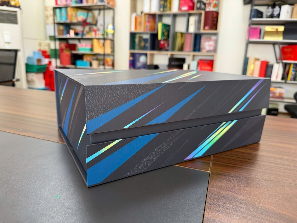 Mẫu hộp đựng giày nắp âm dương xám hologram tại showroom Golden Box để khách duyệt mẫu