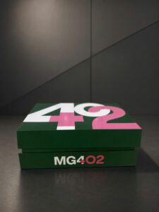 Hai hộp giày cứng màu xanh rêu xếp chồng, mặt nắp in logo thương hiệu khổ lớn — Golden Box Packaging
