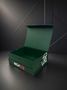 Hộp đựng giày mở nắp cho thấy kích thước lọt lòng bên trong — Golden Box Packaging