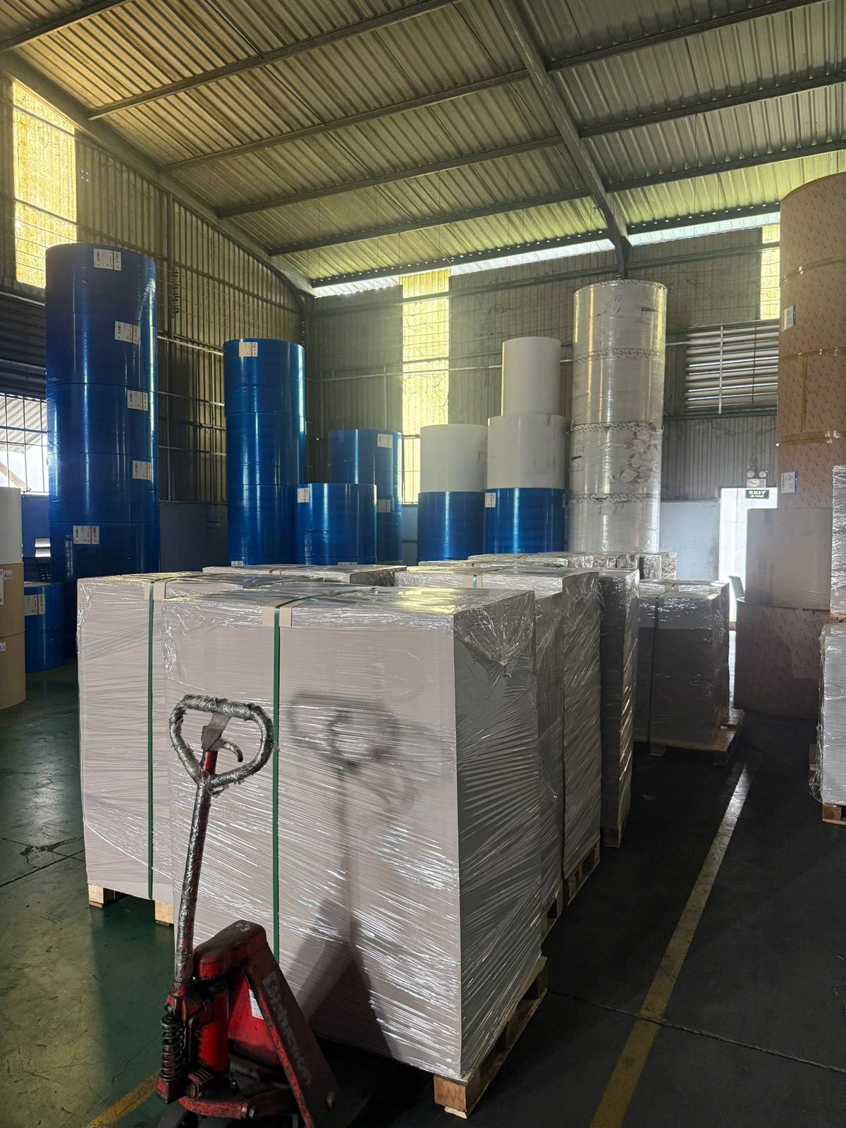 Kho giấy cuộn và pallet giấy tấm nguyên liệu phục vụ sản xuất hộp quà Tết Golden Box