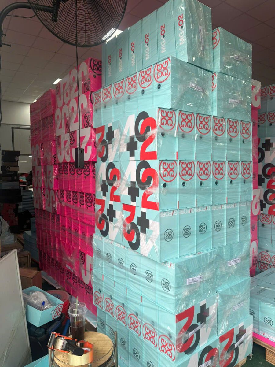 Pallet hộp đựng giày xuất khẩu xếp chồng tại xưởng Golden Box chờ đóng thùng
