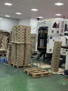 Phôi hộp cứng xếp pallet cạnh máy bế tại xưởng sản xuất hộp quà Tết