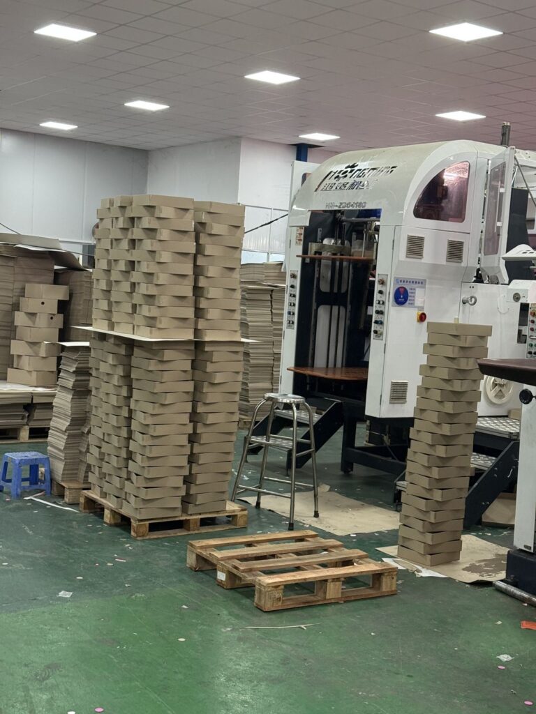 Phôi hộp cứng xếp pallet cạnh máy bế tại xưởng sản xuất hộp quà Tết